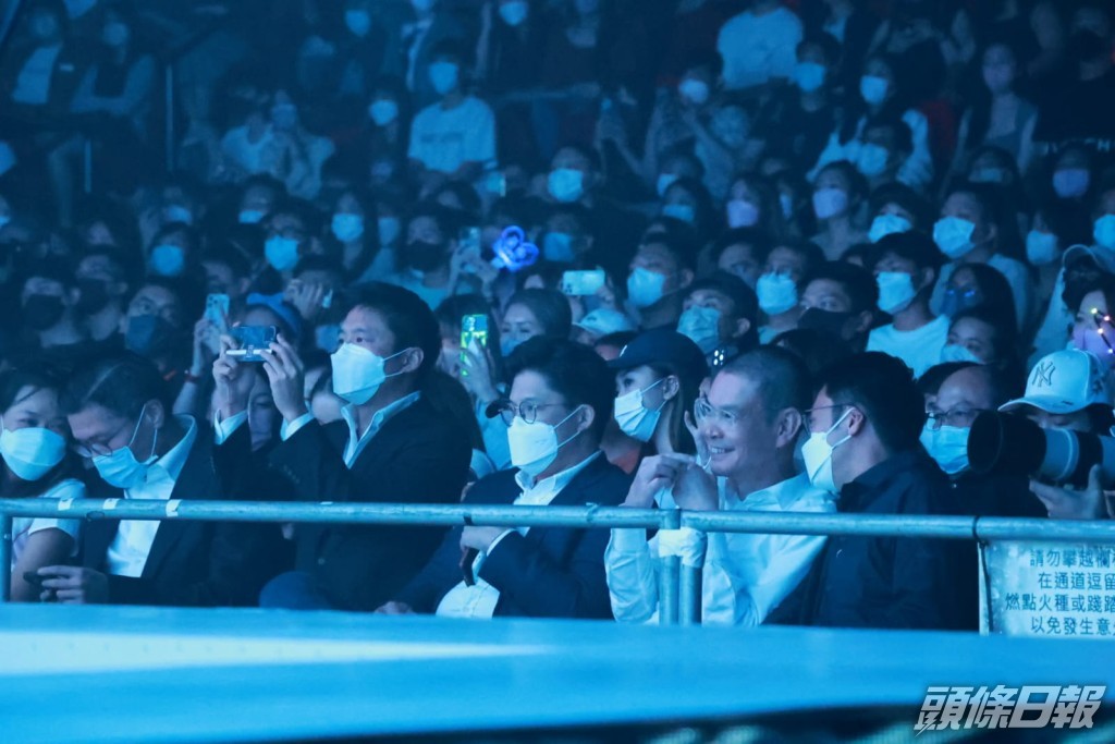 霍啟剛及霍啟山到場睇騷，啟山還拿起手提電話影相。